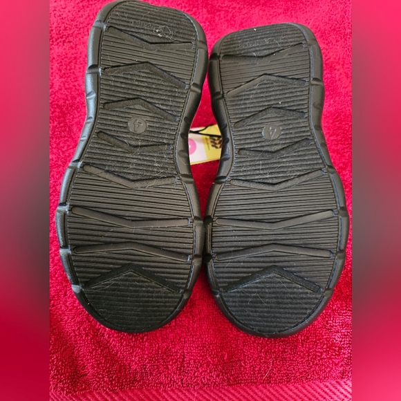 NWT. Girl's Pink Athletic Shoes. Size:4. - Picture 4 of 7